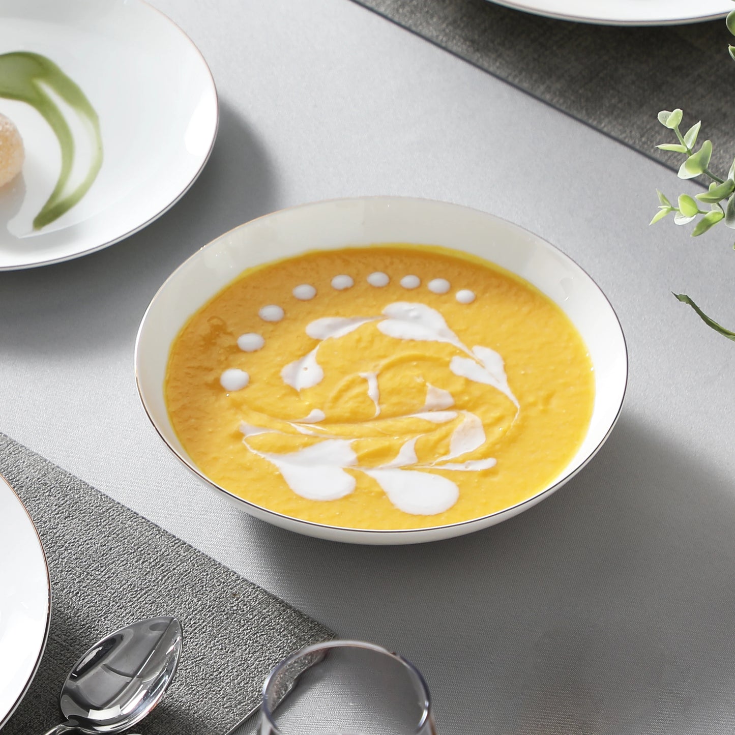 Elegant 16/32-Piece Dinnerware Set - Gold Rimmed White Porcelain