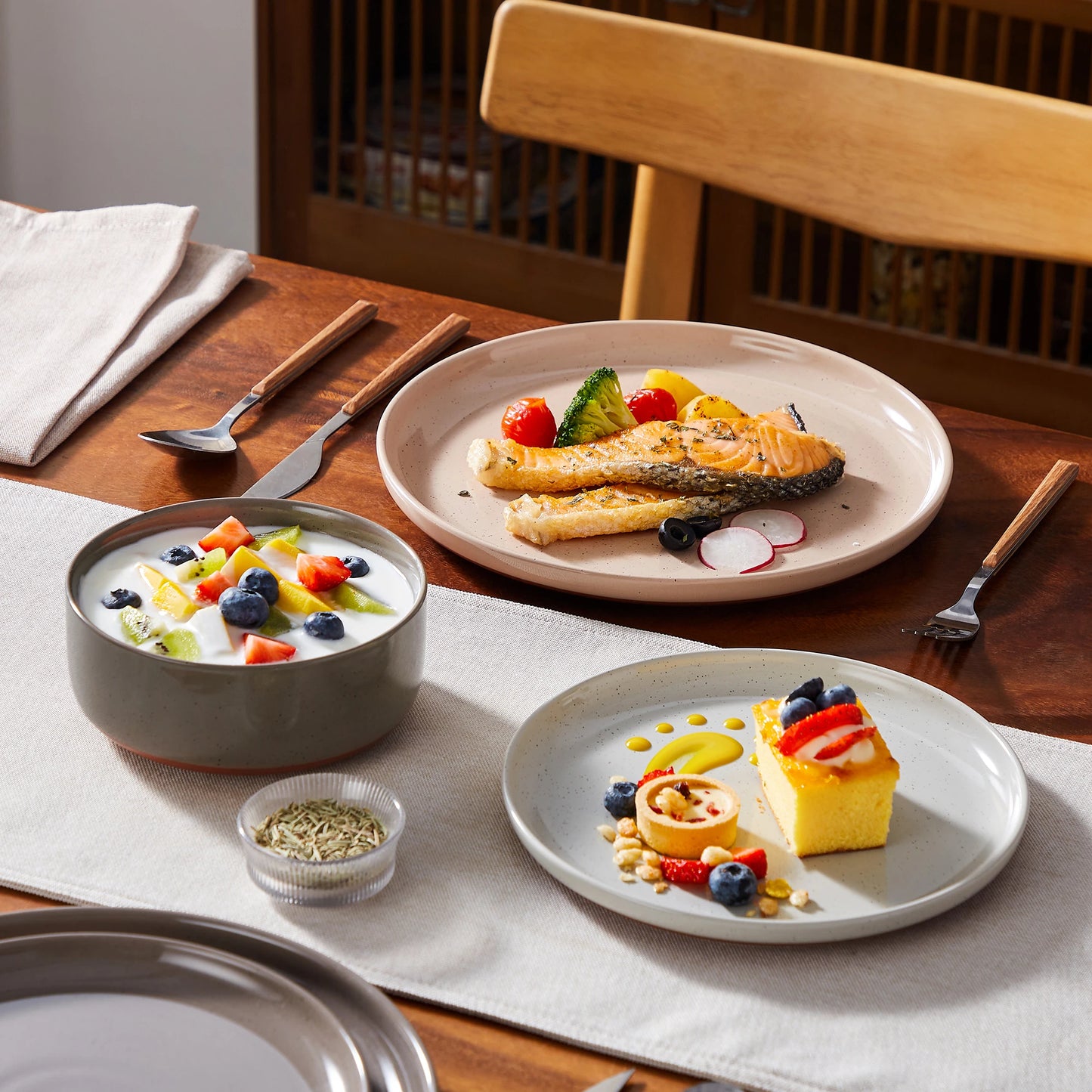 12/24-Piece Elegant Dinnerware Set - Stoneware Plates & Bowls